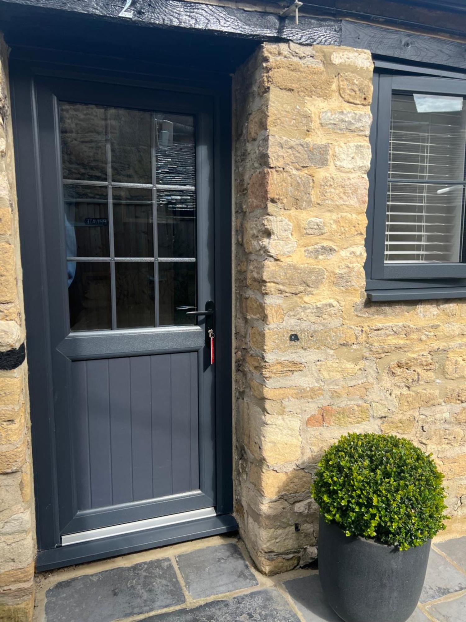 Priory Tearooms Burford With Rooms المظهر الخارجي الصورة