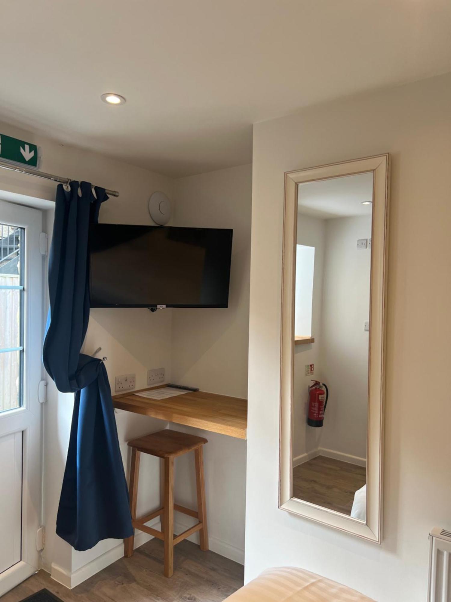 Priory Tearooms Burford With Rooms المظهر الخارجي الصورة