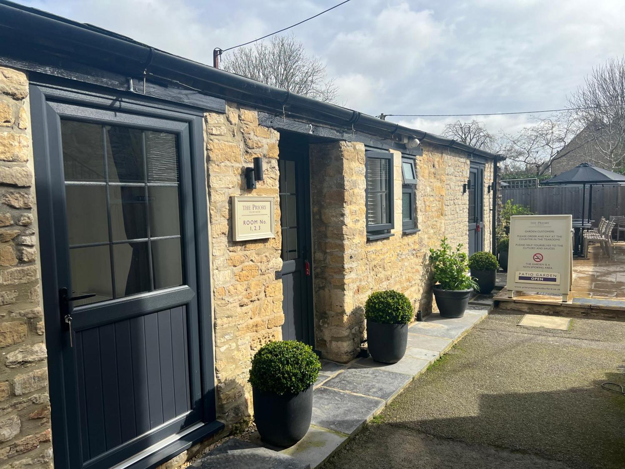 Priory Tearooms Burford With Rooms المظهر الخارجي الصورة