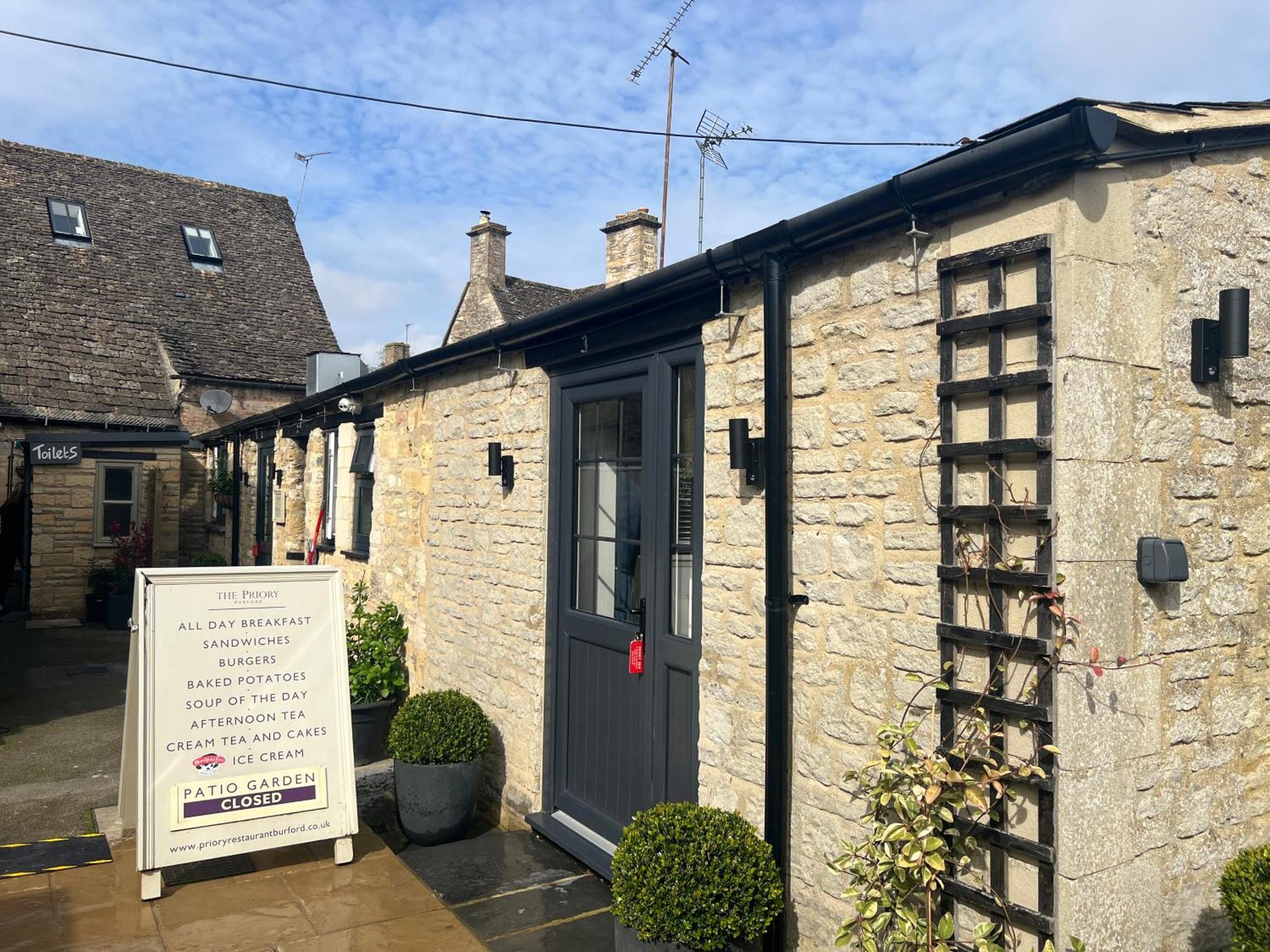 Priory Tearooms Burford With Rooms المظهر الخارجي الصورة